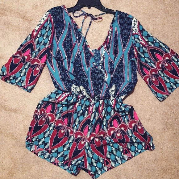 Adorable Patterned Romper ! 💙 - Picture 1 of 5